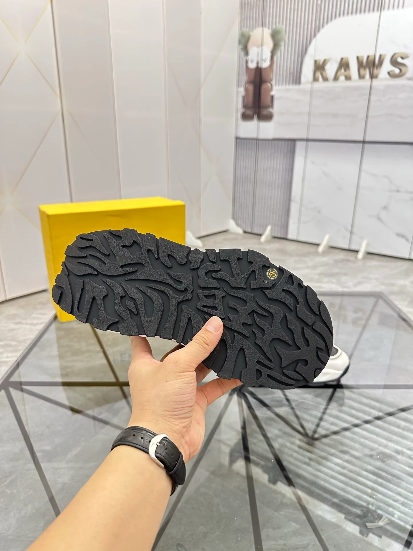 Men's shoes: 💰P580¥ Product trademark: Fendi* "Fendi*" low-top sports shoes Regular size: 39-44 (can be customized to 38.45.46) Product material: imported cowhide upper, breathable lining, original outsole. No.: 0008